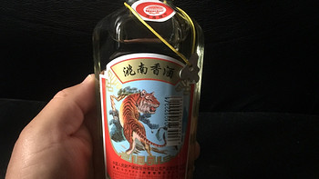 洮南香这款酒以其老虎头的造型，六楞瓶的外观，浓香型的口感，纯粮的品质