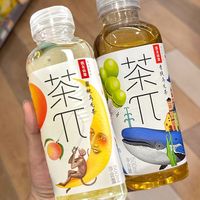 超市随手拿的蜜桃果茶…好喝到暴饮！