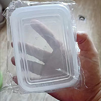 小巧方便的透明塑料食物保鲜盒。