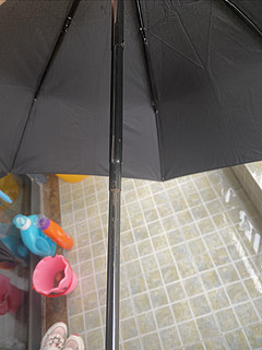 米家雨伞99买入的，​不到一年就生锈，开启
