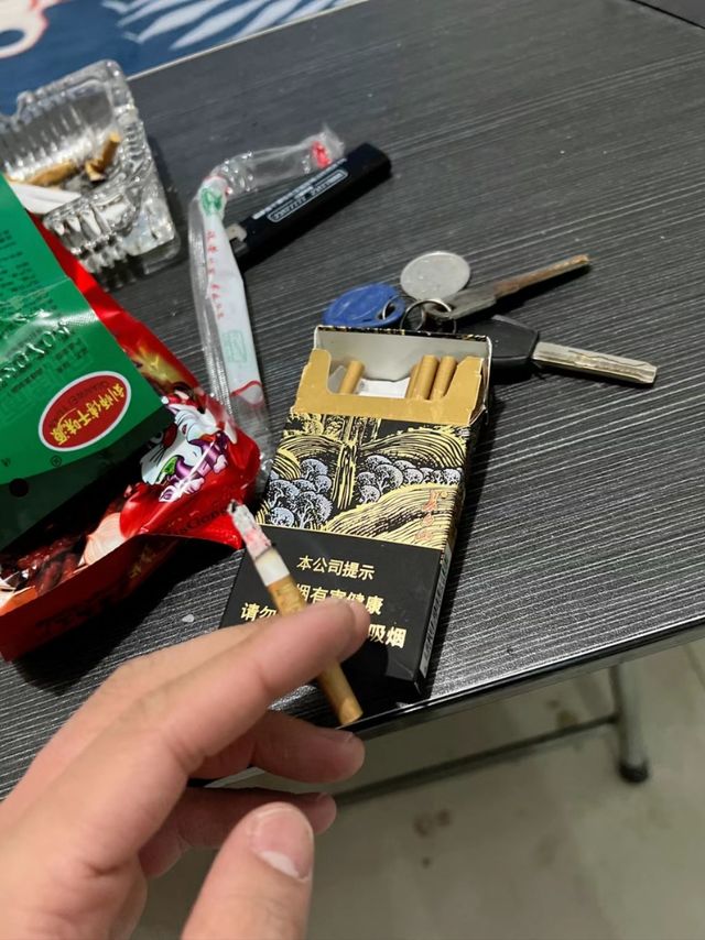 苦巴巴的日子，离不开25元的烟、酒、槟榔