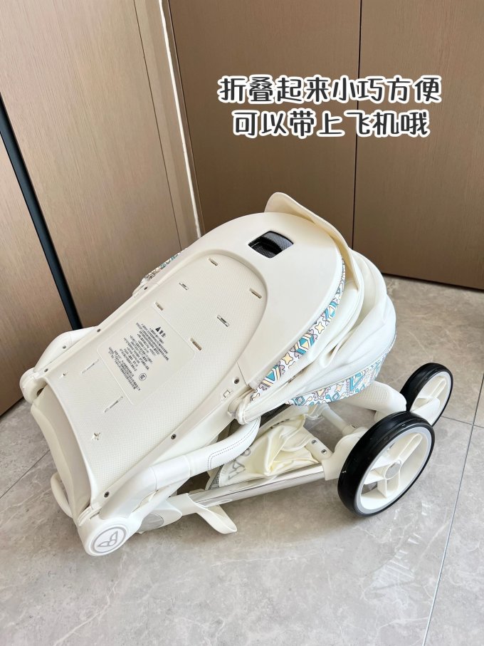 婴儿推车