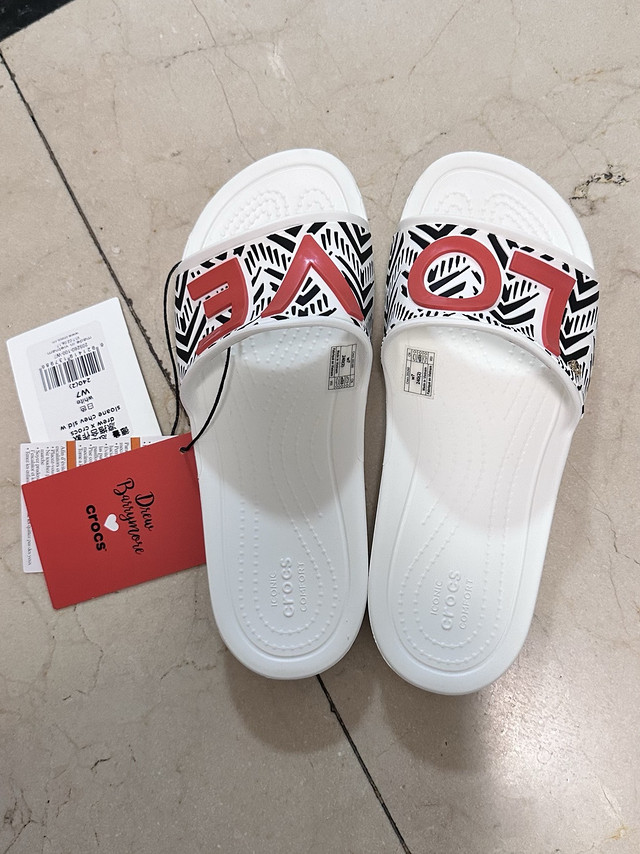 50元的crocs拖鞋，还是联名款，物有所值