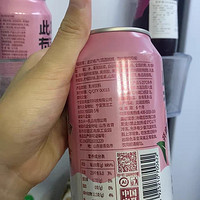 网红啤酒的这种新型的饮品以其独特的口感和社交属性，成为了年轻人的新宠。