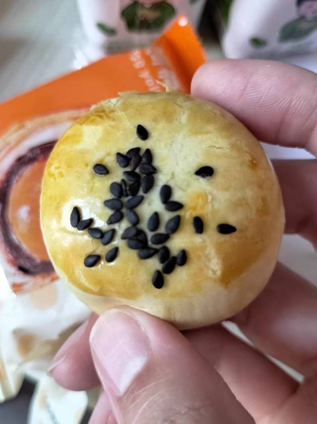 送给我十几盒苏式蛋黄酥