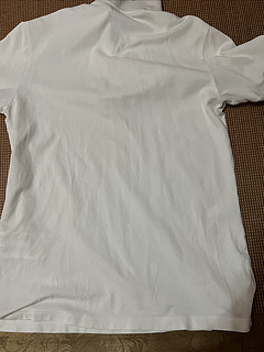 我现在在穿的一件白色T恤，价格很便宜的！