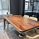 慕然长方形餐桌是一款轻奢的家具，适用于别墅和家庭环境。