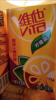 维他柠檬茶是一款具有清凉口感和柠檬香味的饮料。它由水、茶叶提取物、柠檬汁和糖等原料制成
