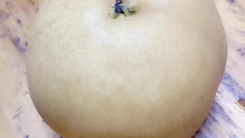 秋天是收获的季节，而山东的秋月梨则以其独特的风味和口感备受喜爱