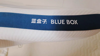 蓝盒子枕头空气棉小蓝枕芯是一款专为家庭和酒店使用而设计的侧睡无压专用成人记忆棉枕芯