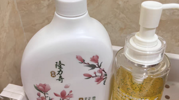 隆力奇蛇胆硫磺除螨沐浴露液体皂液是一种专门用于去除螨虫的沐浴露产品。