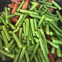 记录 篇二十五：中秋佳节的美食实在是太多了，今天分享一道腊肠炒豇豆。