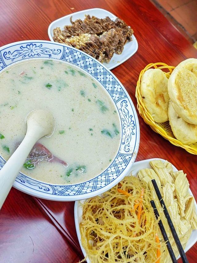 羊汤，酱牛肉配烧饼，真好吃啊