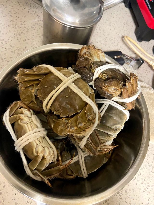 大闸蟹到货了，鲜活的很