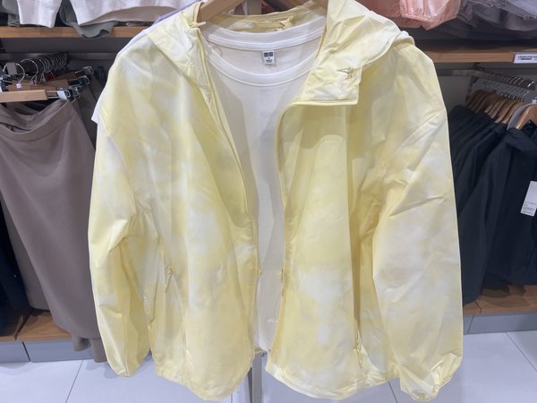 优衣库防水防晒外套原价299，现价149，可以来一件啦。