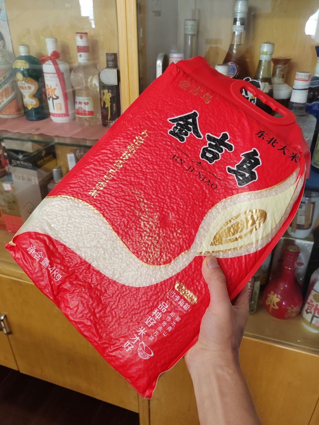 单手握八斤大米，单手握只金吉鸟