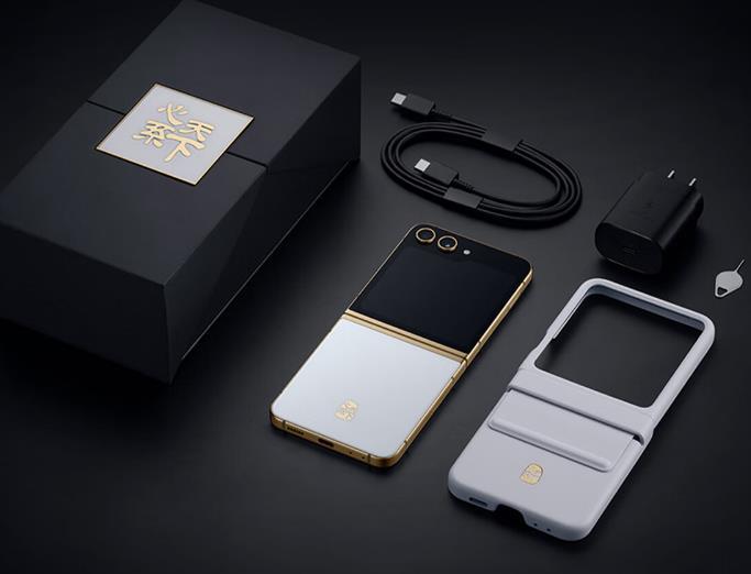三星还发布 W24 Flip “心系天下” 翻盖式高端商用折叠屏手机，冰瓷+金色配色，配置拉满