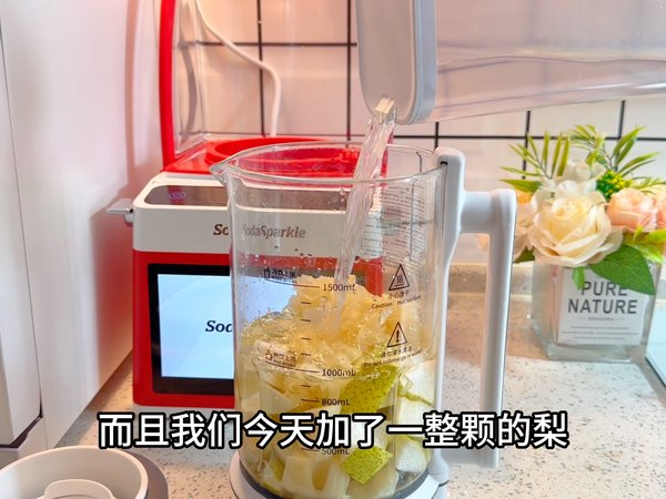 秋天天气干燥多不适，别忘了给家人煮一锅梨汤，清甜润肺人人爱