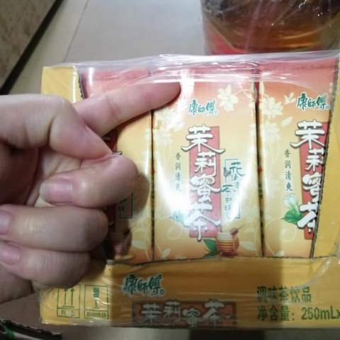 康师傅茉莉蜜茶饮料是一款畅销的调味茶饮品，每箱包含24盒，每盒容量为250ml