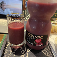 山姆石榴汁是一款采用NFC技术鲜榨的石榴果汁，它融合了多种果蔬成分，如混合梅果汁