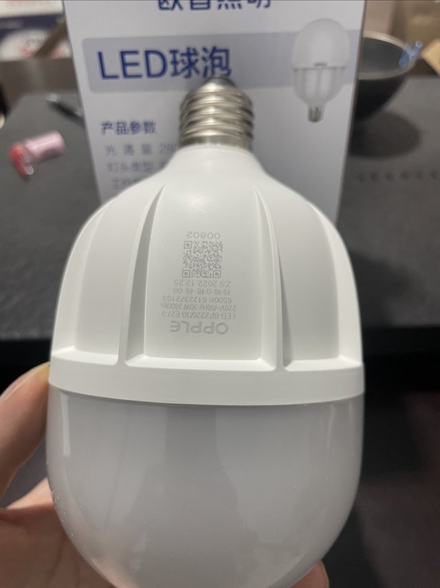 球泡里的世界：探秘神奇的发光球体