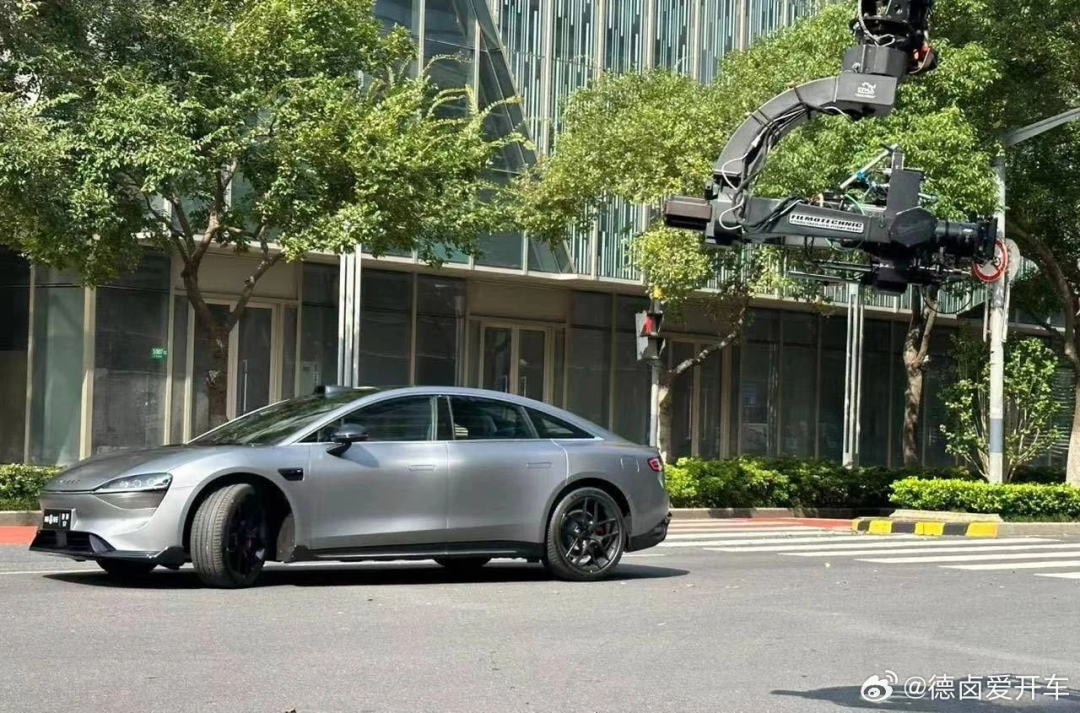 华为智选车首款轿跑智界S7实车亮相