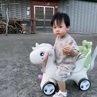 转眼间臭宝已经会骑小车车了。
