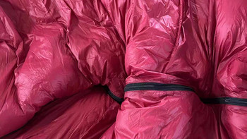 加宽羽绒睡袋是一款专为户外露营而设计的成人睡袋