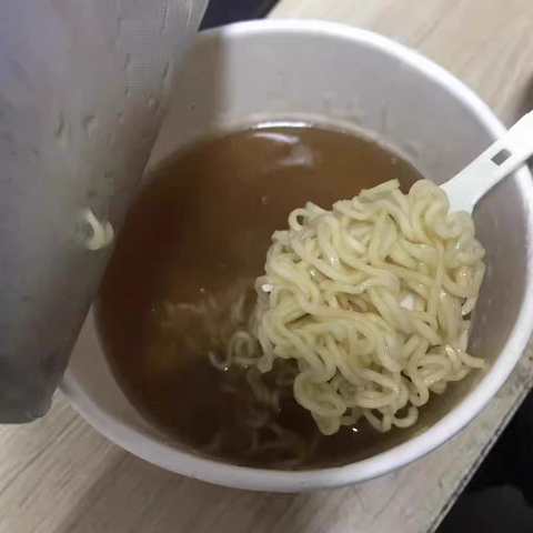 幸运蟹皇方便面是一款正宗的潮汕特色风味怀旧美食