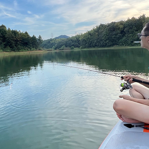 抓住夏天的尾巴，疯狂的玩桨板，桨板上打路亚