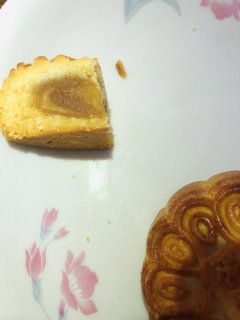 两个九毛，好吃不贵的蛋莲月饼，不容错过！