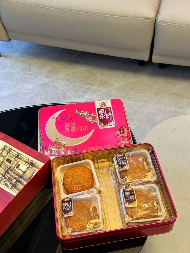 澳门永辉月饼礼盒双蛋黄白莲蓉伍仁豆沙凤梨广式团购高档送长辈