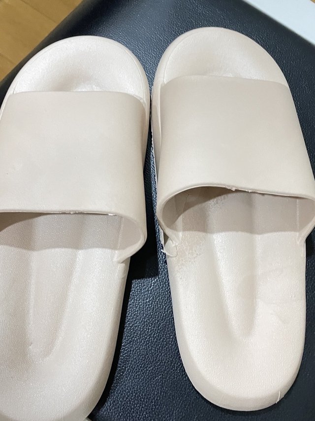 1块钱买的踩屎感拖鞋，真的是踩💩了