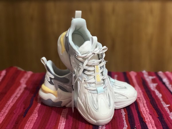 79的鸿星尔克运动鞋