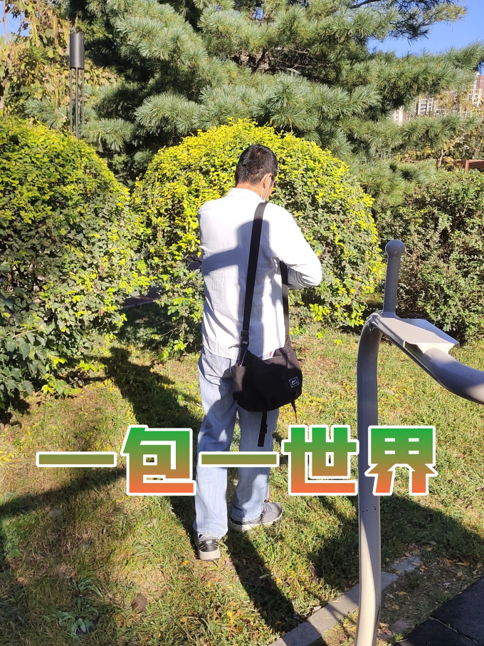 回力男士双肩包