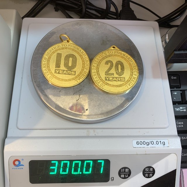 450一克，从国企员工收走了两块金牌，共300克