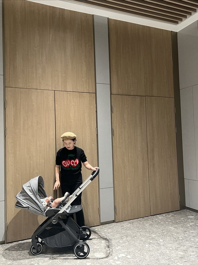 陪妈妈逛街的宝宝