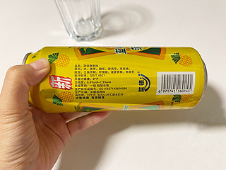 超市里随手拿的杂牌菠萝啤，可以当便宜饮料喝喝