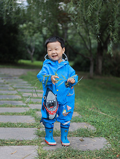 雨衣也可以这么可爱！穿脱都方便的连体雨衣