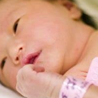 顺产宝宝出生前在忙什么？和剖腹产相比，顺产宝宝可就努力多了
