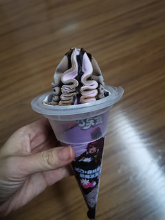扫码2元就回本，巧乐兹黑巧森林莓+生椰拿铁咖啡口味脆筒冰淇淋