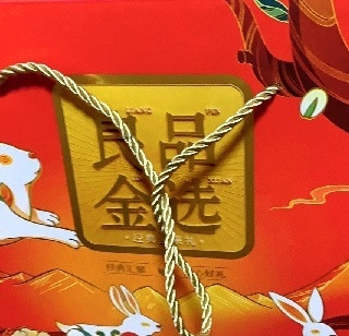 脆香悠然：良品铺子零食大礼包，让你沉浸在饼干和小吃的诱惑中