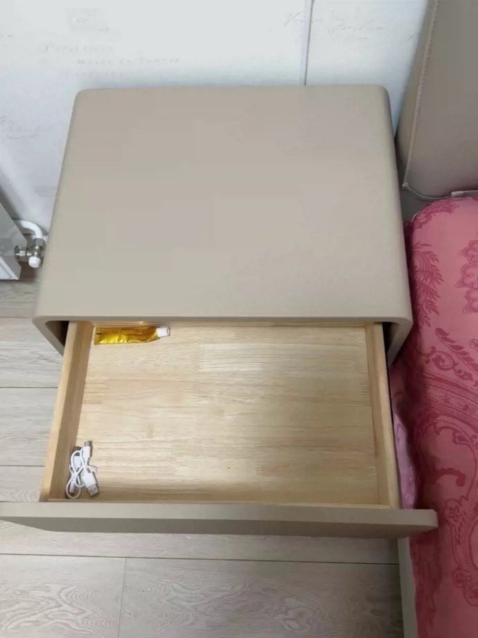 锦需床头柜
