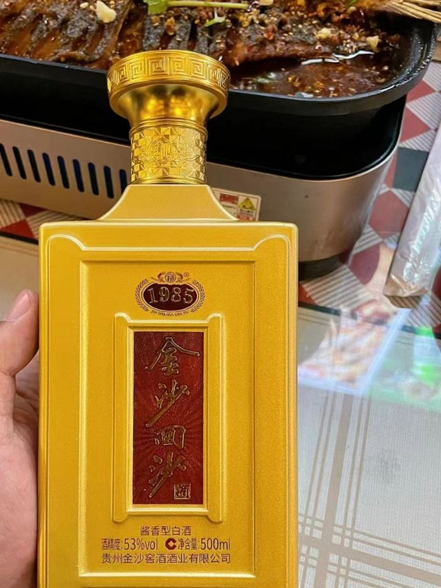 烤鱼配酒，越喝越有！兄弟们来俩杯啊？