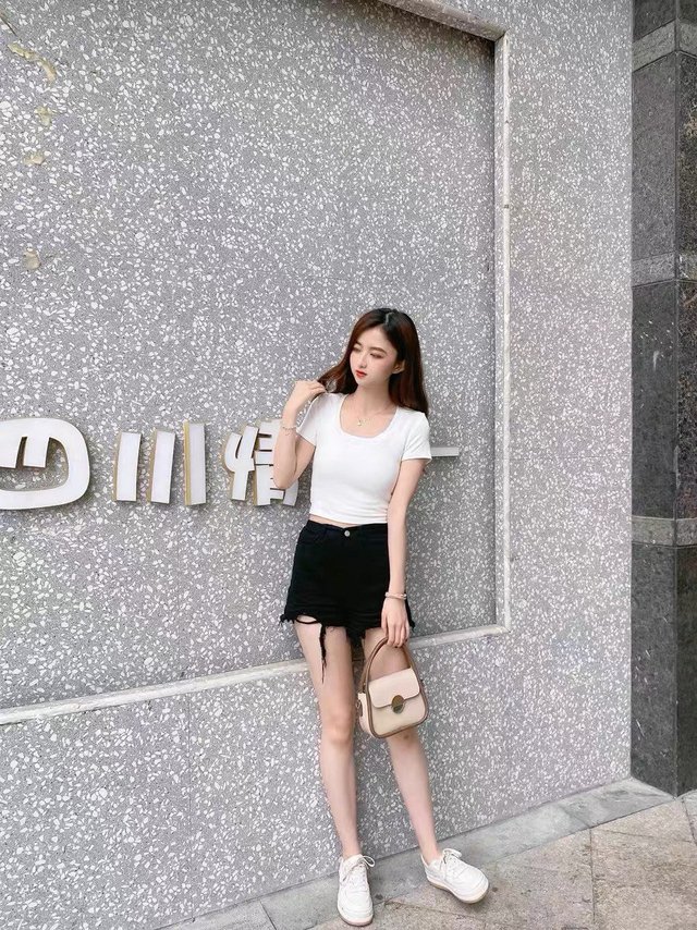 小小短袖，大大魅力，穿上它，让你成为街头的焦点!