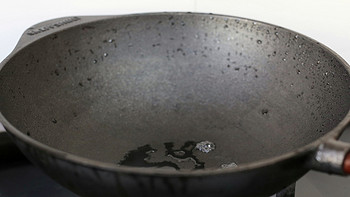 新的铁锅千万别直接用火烧，这才是正确的开锅方法，不粘锅不生锈