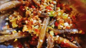 油炸泥鳅干是一种土特产美食，它以其咸香而不苦、不腥的口感而闻名