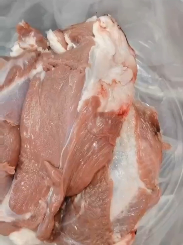 新鲜羊腿肉，肉质细腻，奶香不膻