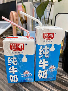 喝了很久的光明牛奶🥛小方盒是之前