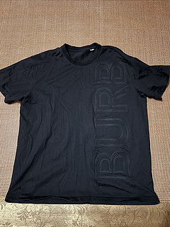 一件全黑色的BURT恤，标志是在前后面的设计